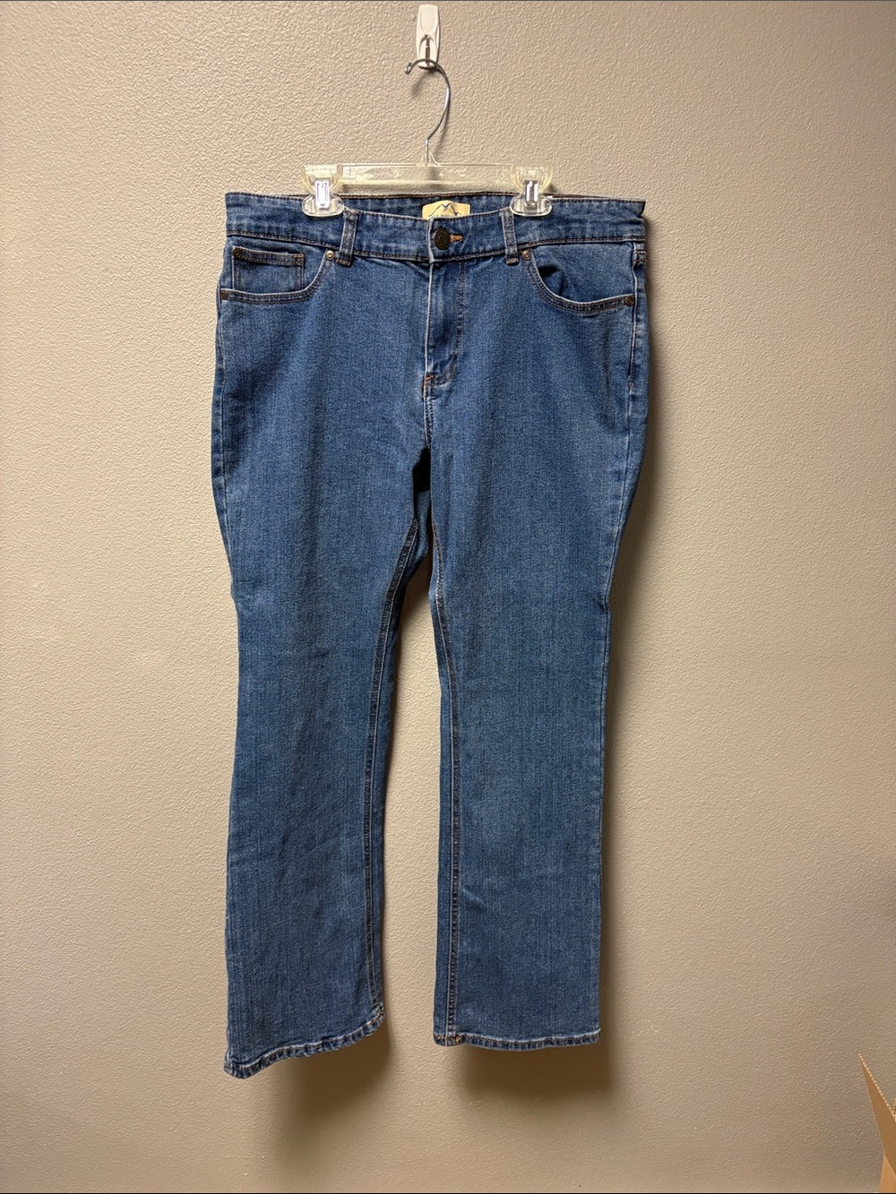 Women's Blue Mountain Straight-Leg Jeans in Medium Blue Wash